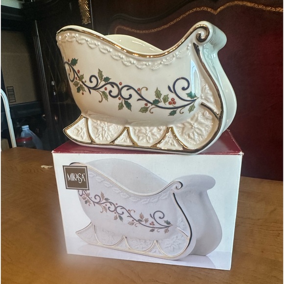 Mikasa Holly Sleigh - Picture 1 of 9